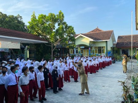 SD Negeri Yogyakarta Hari Pertama Masa Pengenalan Lingkungan Sekolah