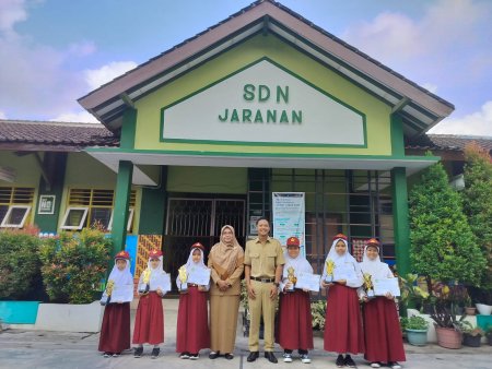 SD Negeri Yogyakarta Juara lomba fashion show Hari Guru Nasional dan PGRI 