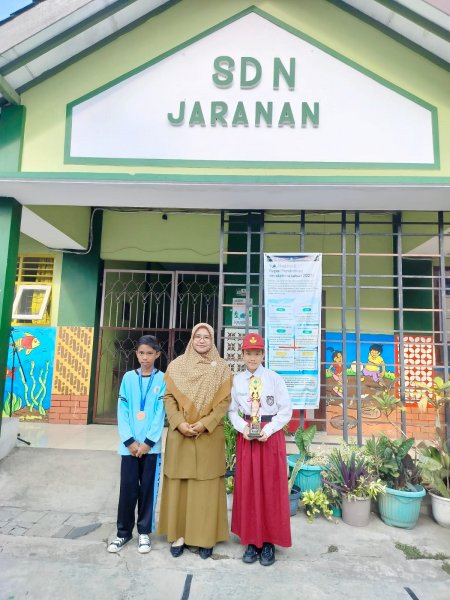 SD Negeri Yogyakarta Penyerahan piala siswa berprestasi