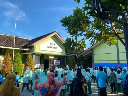 SD Negeri Yogyakarta Senam Jumat Pagi